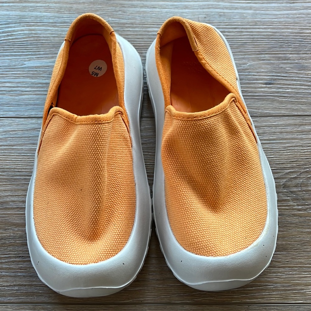 Women’s 7 or men’s 5 soft science canvas slip resistant shoes, orange